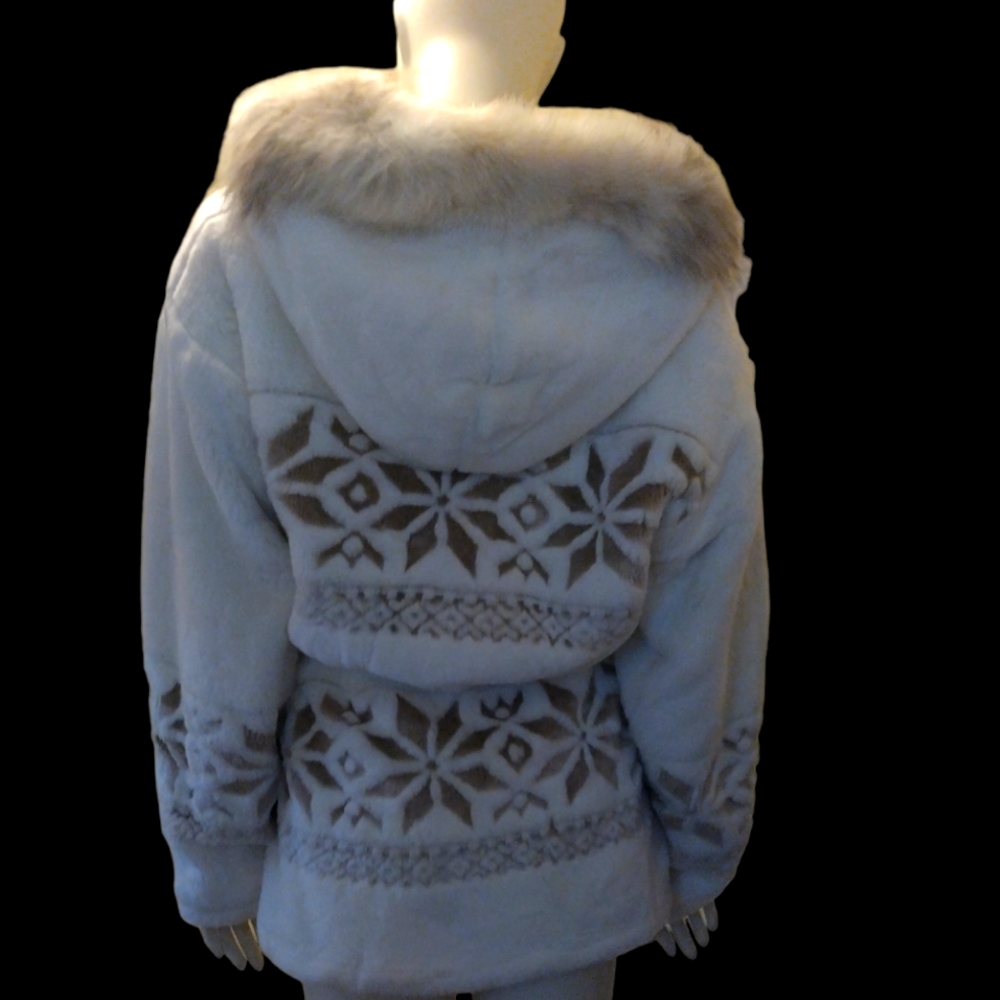 π¨ HP - Cabelas Coyote fur coat - Picture 4 of 13